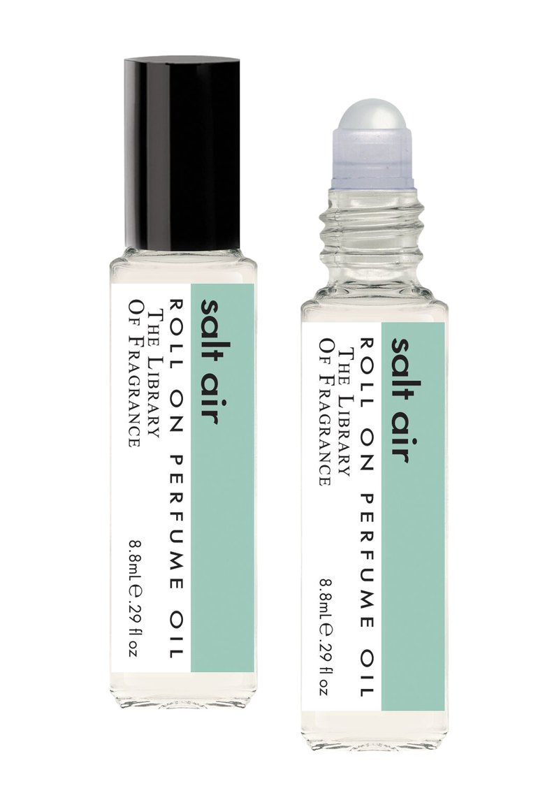 Huile de parfum en roll-on dans des bouteilles en verre transparent, chacune avec une étiquette colorée et un capuchon en métal ou en plastique. Contient 8,8 ml.