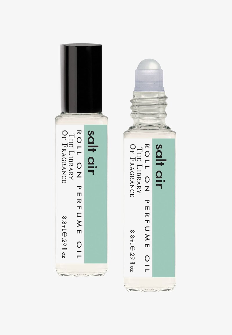 Roll-on parfumolie in transparante glazen flessen, elk met een gekleurd etiket en een metalen of plastic dop. Bevat 8,8 ml.