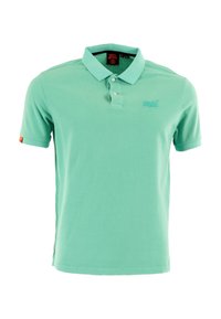 Polo shirt vert clair en coton, avec un col, trois boutons et un logo brodé sur la poitrine. Manches courtes avec accents.