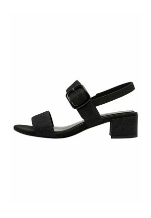 Sort sandal med en tekstureret overdel, bred frontrem, justerbar ankelrem med spænde og en lav blokhæl.
