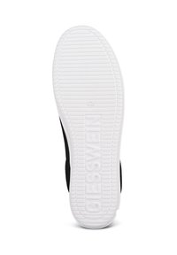 Schwarzer Sneaker mit einer weißen strukturierten Gummisohle, die gerippte Muster und prägierte Markenkennzeichnung für Grip und Traktion aufweist.