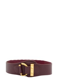 Burgundy läderbälte med en texturerad yta, med en guldtonad spänne och pyramidnitar. Slät inre foder.