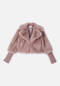 Veste courte en fausse fourrure mauve avec de larges revers et de longs poignets en maille côtelée aux manches, posée à plat sur un fond blanc.