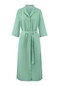 Hellgrünes Leinen-Wickelkleid mit Kragen, drei Viertel-Ärmeln und passendem Gürtel, ausgestattet mit seitlichen Schlitzen für mehr Bewegungsfreiheit.