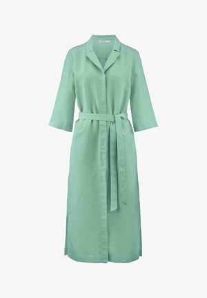 Abito avvolgente in lino verde chiaro con colletto, maniche a tre quarti e una cintura abbinata, caratterizzato da fessure laterali per una maggiore libertà di movimento.