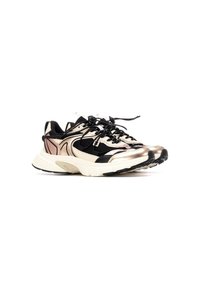 Zapatillas con un diseño en negro y oro rosa metálico, que cuentan con una parte superior de malla, una gruesa entresuela blanca y detalles en negro. Atadas con cordones negros y blancos.