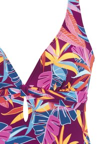 Ryškus violetinis bikini viršus su trikampiais puodeliais, puikuojantis tropinėmis lapų raštais mėlynos, rožinės ir oranžinės spalvų. Atsidarymo detalė centre.