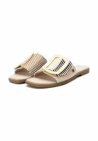 Infradito intrecciati beige e neri con punta aperta arrotondata, parte superiore imbottita e suola chiara con un piccolo logo.