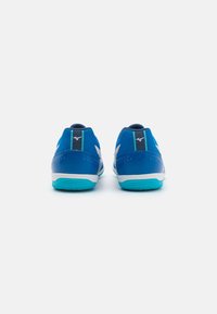 Zapatillas deportivas azules con parte superior de malla texturizada, media suela suave y suela exterior de color turquesa en contraste. Presentan un logo característico en el talón.