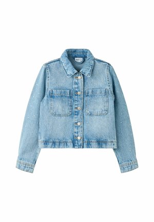 Svetlomodrá krátka denimová bunda so striebornými gombíkmi, dvoma náprsnými vreckami a jemne rozptýlenými bielymi škvrnkami.