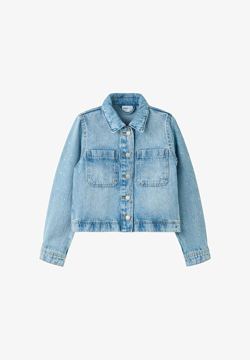 Lys blå cropped denimjakke med sølvfargede knapper, to brystlommer og subtile, spredte hvite flekker.
