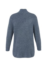 Achterkant van een langharige, blauwe gebreide trui met een hoge halslijn en een licht gebogen zoom.