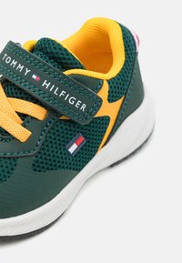 Tommy Hilfiger CONNOR UNISEX - Sneaker low - green/ochra