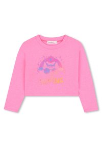 Roze langemouwen crop top met een kat die een zonnebril draagt, een regenboog, bloemen, sterren en het woord "AMAZING" in glinsterende tekst.