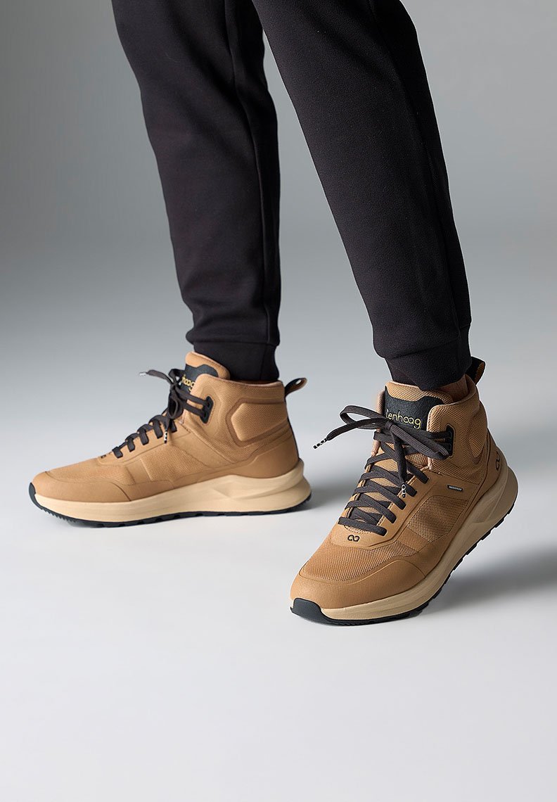 Hnědé vysoké tenisky vyrobené z membránového a syntetického materiálu, s černými tkaničkami, strukturovanými bočními panely a polstrovanou podešví.