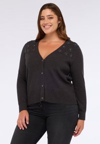 Cardigan grigio scuro con scollo a V, decorato con disegni floreali sulle spalle, dotato di bottoni sulla parte anteriore e maniche lunghe.