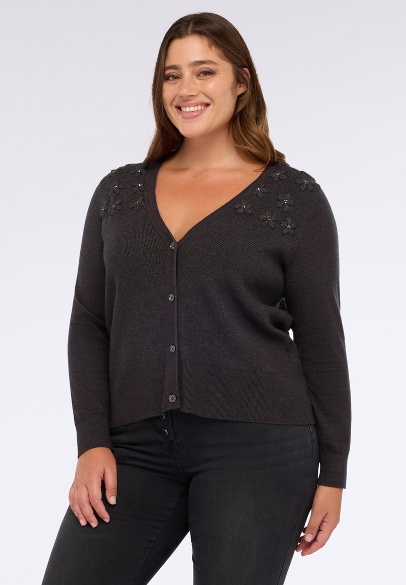 Cardigan grigio scuro con scollo a V, decorato con disegni floreali sulle spalle, dotato di bottoni sulla parte anteriore e maniche lunghe.