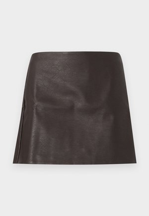 Σύντομη μίνι φούστα από τεχνητό δέρμα σκούρου καφέ χρώματος με ίσια κοπή και διακριτικές πτυχές, απεικονισμένη σε απλό λευκό φόντο.