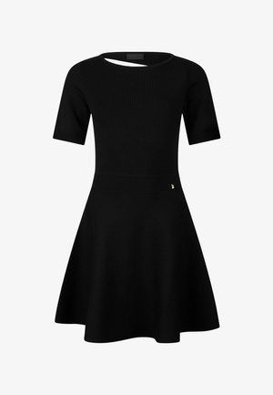 Čierne šaty s krátkymi rukávmi, priliehavým živôtikom a rozšírenou sukňou. Majú okrúhly výstrih s otvorom v tvare kľúča a malú logo akcentáciu.