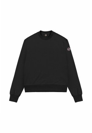 Zwarte lange mouw trui met ronde hals, geribbelde manchetten en zoom, met een klein rond logoplaatje op de bovenkant van de linker mouw.