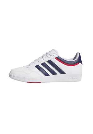 Baskets blanches Adidas avec des bandes bleu marine et une touche rouge au talon et à la semelle, avec fermeture à lacets et design basse.