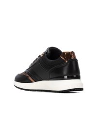 Zapatilla deportiva negra con un empeine de cuero texturizado, acentos en bronce y una suela de goma blanca. Presenta un diseño con cordones y un cuello acolchado.