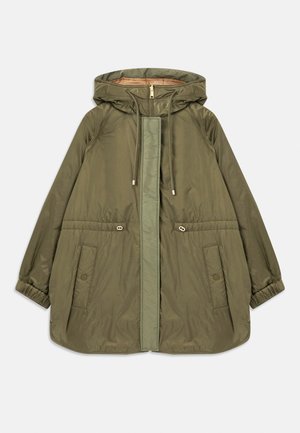 Veste à capuche vert olive avec fermeture éclair sur le devant, capuche à cordon de serrage, poches à boutons pression, poignets élastiques et détails de taille ajustable.