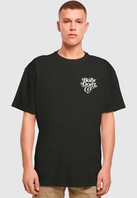 Camiseta de algodón negra con mangas cortas, con el texto blanco "Baby Don't Cry" en el área del pecho izquierdo, corte regular, diseño de cuello redondo.