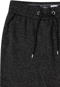 Zwarte broek met trekkoord, gemaakt van textuurstof met een gestructureerd patroon. Voorzien van zilverkleurige accenten en een elastische tailleband.