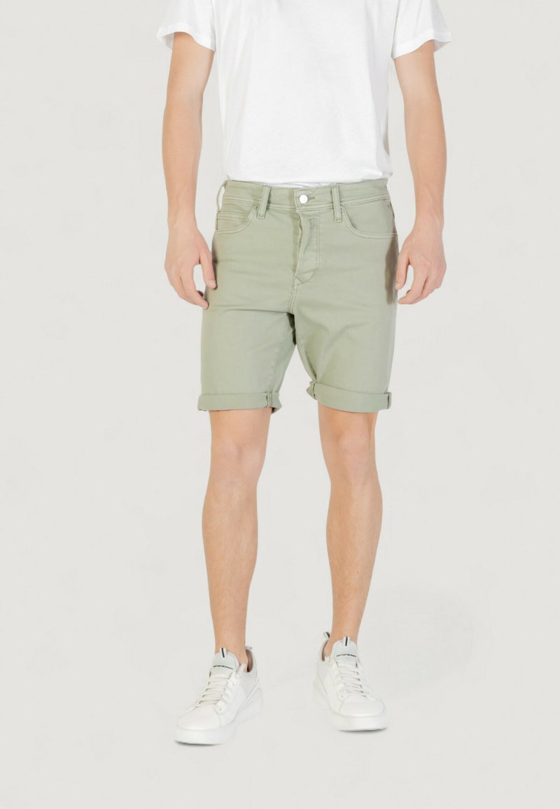 Pantalones cortos verde claro en material de mezcla de algodón, con un estilo clásico de cinco bolsillos, dobladillo enrollado y cierre de botón estándar.