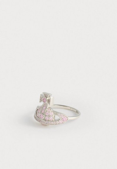 Bague en argent présentant un design en couches avec des pierres précieuses roses, y compris des accents ronds et en forme de nœud, montés sur un anneau courbé.