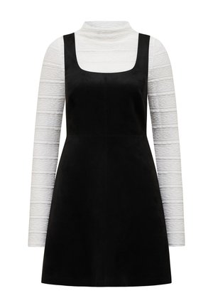 Musthave musta ilma varrukatega kleit, millele on kihti lisatud valge, pika varrukaga tekstureeritud kõrge kaelusega särk, esitlemise valgel ühtlasel taustal.