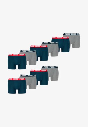 Vier Boxershorts-Paare in Dunkelblau und Grau, mit elastischen Bündchen, die „PUMA“-Markenlogo in Weiß und roten Akzenten zeigen.