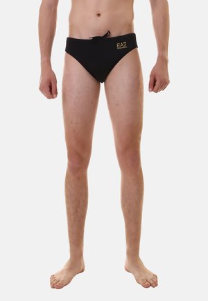 Slip da nuoto neri realizzati in tessuto morbido, con vita regolabile tramite cordino e logo dorato EA7 sul lato sinistro. Design classico per costumi da bagno.