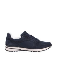 Baskets de sport bleu marine avec dessus en cuir suédé et en maille, design à lacets, col rembourré blanc et semelle en caoutchouc avec une semelle texturée.