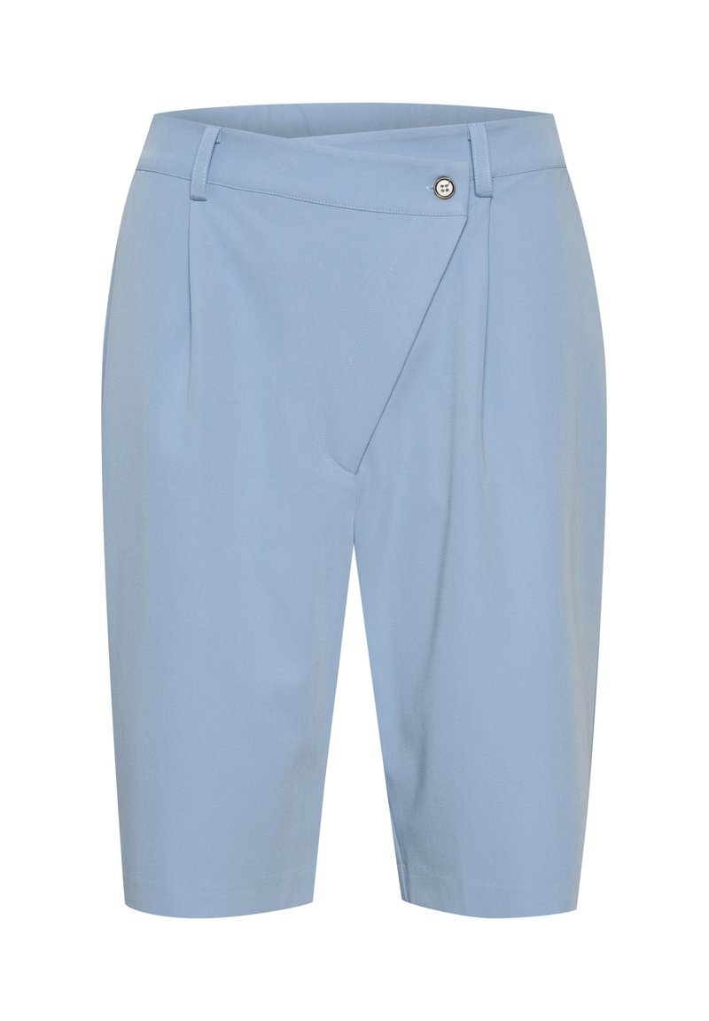 Shorts ajustés bleu clair avec une texture lisse, dotés d'une fermeture à bouton à l'avant, d'un design plissé et d'une coupe longueur genou.