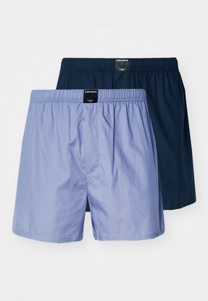 Deux paires de boxers pour hommes : l'une bleu clair et l'autre marine. Les deux possèdent une ceinture élastique et un tissu lisse et léger.