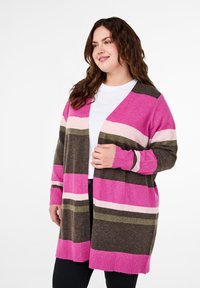 Gestreifter Cardigan in Pink, Dunkelbraun und Grün. Weiches Strickmaterial mit offenem Vorderteil, gerippten Bündchen und Saum. Lange Ärmel. Lockerer Schnitt.