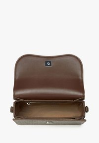 Brązowa skórzana torebka z teksturowanym wykończeniem, z klapką i metalowym zapięciem. Wnętrze ma gładką podszewkę i zasuwaną kieszeń.