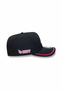 Marineblaues Cap mit gebogenem Schirm, verziert mit pinken Akzenten und einem weißen, gestickten "BWT"-Logo auf der Vorder- und Seite. Glatte Stofftextur.