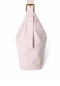 Ljusrosa läderväska med rundad form, en slät yta och en guldaccent. Har en bred rem och sid sömnad.