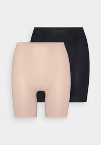 To par med sømløse shorts i nude og svart. Den nudefargede varianten har en åpen kile, mens den svarte varianten har en glatt tekstur.