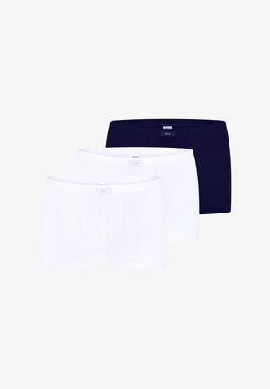 Tre herre boxershorts på række, to hvide foran og en sort bagved, vist på en hvid baggrund.