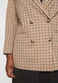 ONLY Carmakoma CARDITA CHECK - Blazer - semolina/tortoise shell
