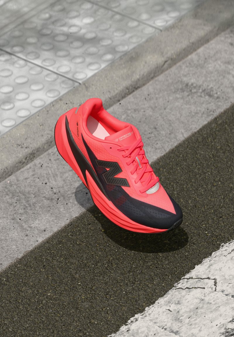 Λαμπερό ροζ αθλητικό παπούτσι με μαύρες λεπτομέρειες. Διαθέτει υφή στο πάνω μέρος, μαξιλάρια στη σόλα και κομψό σχέδιο. Ελαφρύ και αναπνεύσιμο.