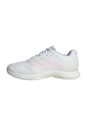 Zapatilla deportiva blanca con tres rayas rosa claro en el lateral, cordones blancos y una suela acolchada, mostrada desde el lado exterior.