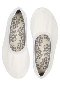 Weiße Stoffschlupfschuhe mit runder Zehenform, elastischen Öffnungen und einem gemusterten Fußbett, das den Markennamen trägt. Weicher, leichter Stoff.
