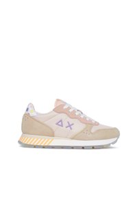 Sneaker rosa e beige con upper in suede e tessuto. Presenta una linguetta con motivo, lacci bianchi e suola a strisce multicolori.