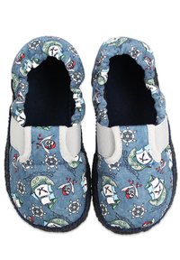 Blauwe stoffen slippers met een piraten- en nautisch thema patroon, elastische boord en grijze rubberen zool voor grip.