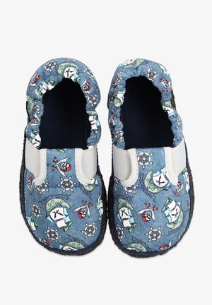 Blauwe stoffen slippers met een piraten- en nautisch thema patroon, elastische boord en grijze rubberen zool voor grip.